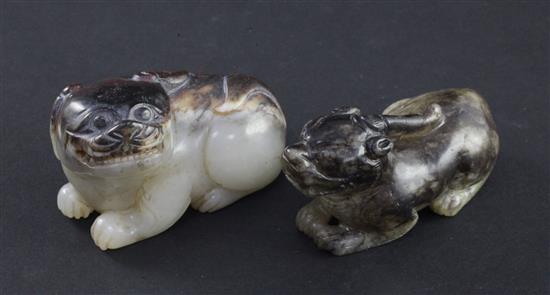 Two Chinese jade figures of mythical beasts, 18th / 19th century, 7cm